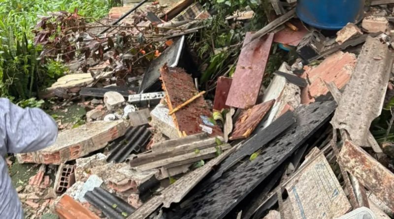 Casa desaba após deslizamento de terra no Caniçal, em Niterói