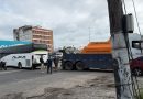 Ônibus e carreta são atravessados na Rodovia Washington Luiz, em Caxias
