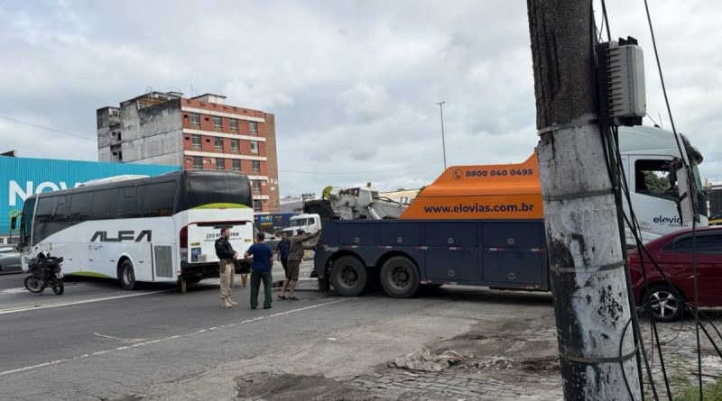 Ônibus e carreta são atravessados na Rodovia Washington Luiz, em Caxias