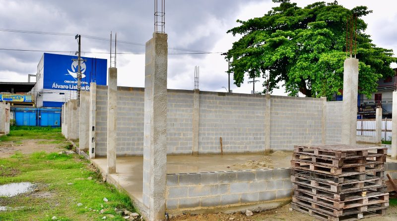 Prefeita de Belford Roxo Mariana Canella visita obras em andamento  da futura Escola Municipal Bilíngue em Heliópolis