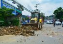 Secretaria de Serviços Públicos realiza a limpeza e a remoção de lixos de terreno abandonado na Avenida Joaquim da Costa Lima em Santa Maria