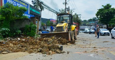 Secretaria de Serviços Públicos realiza a limpeza e a remoção de lixos de terreno abandonado na Avenida Joaquim da Costa Lima em Santa Maria