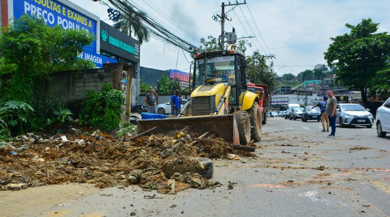 Secretaria de Serviços Públicos realiza a limpeza e a remoção de lixos de terreno abandonado na Avenida Joaquim da Costa Lima em Santa Maria
