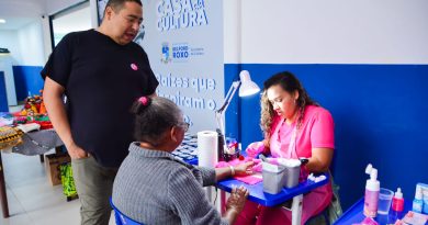 Casa de Cultura de Belford Roxo promove evento do Outubro Rosa com palestras, ações de autocuidado e saúde, exposição de artesanato e música