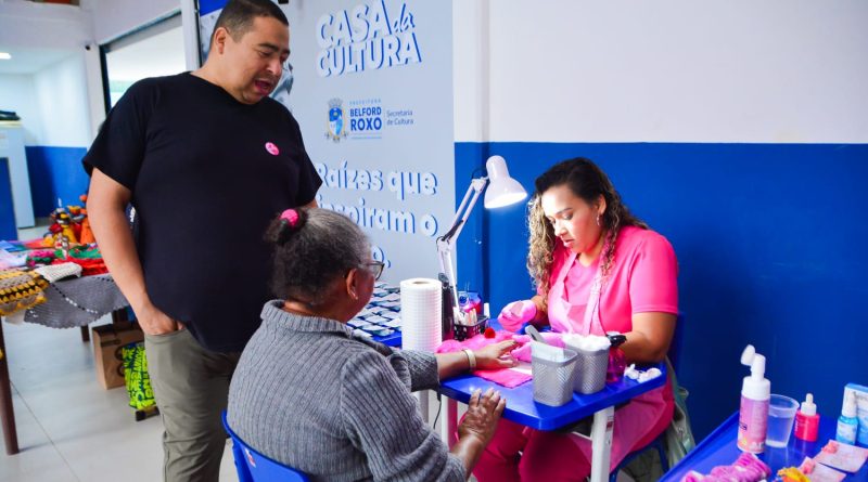 Casa de Cultura de Belford Roxo promove evento do Outubro Rosa com palestras, ações de autocuidado e saúde, exposição de artesanato e música