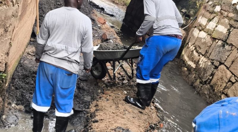Prefeitura de Três Rios intensifica desassoreamento no Córrego Purys, na Várzea do Otorino
