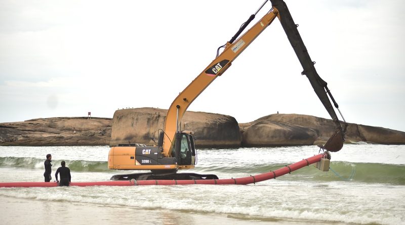 Prefeitura de Niterói começa a instalar mangueiras marítimas que vão levar água do mar à Lagoa de Piratininga
