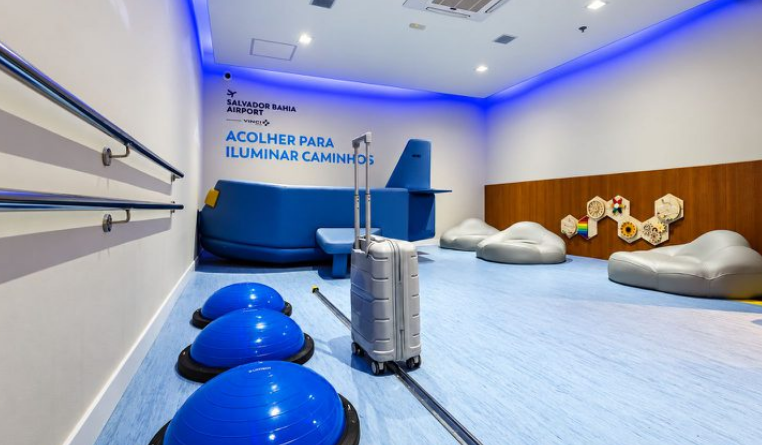 Aeroportos ampliam espaços de acolhimento para passageiros neurodivergentes