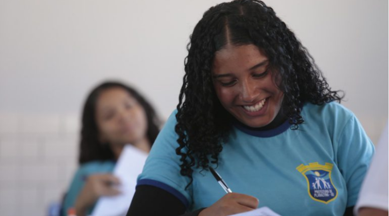Mulheres são 64% dos 5 milhões de participantes no Enem 2026; metade tem de 17 a 18 anos
