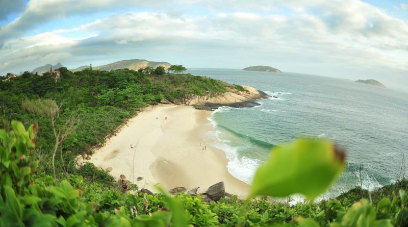 Praia do Sossego conquista sexta Bandeira Azul consecutiva e reafirma excelência ambiental de Niterói