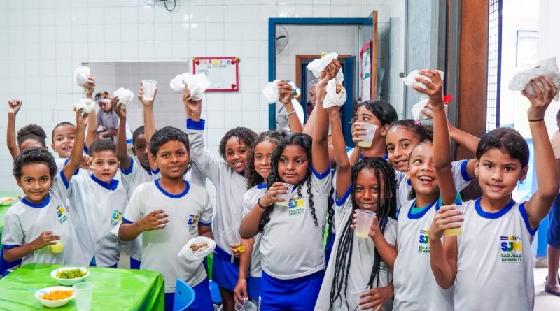 Hambúrguer artesanal é sucesso em escola de Meriti no mês das crianças