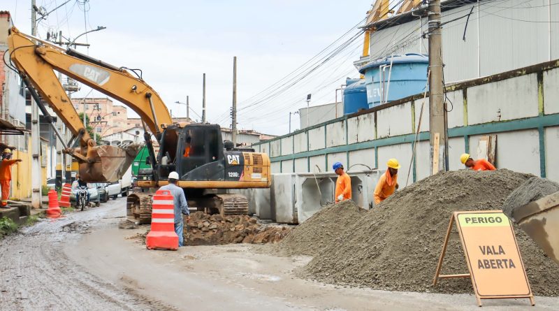 São Gonçalo instala galerias para escoamento de águas da chuva na Rua Manoel Duarte