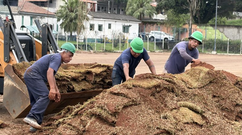 Itatiaia: Novo gramado começa a ser instalado no Estádio Municipal Antônio Corrêa