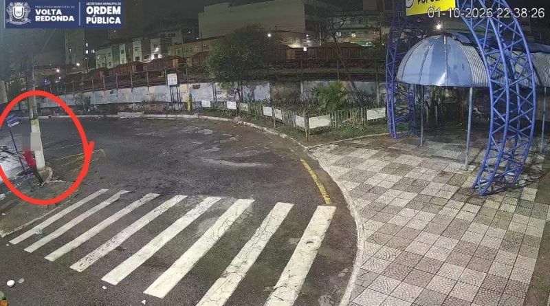 Homem é preso após ser flagrado por câmeras de segurança depredando placa de sinalização em Volta Redonda