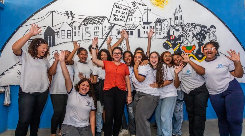 Professora de arte transforma escola estadual de Duque de Caxias em ateliê