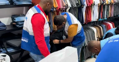 Loja que vendia roupas falsificadas é interditada em Campo Grande, na Zona Oeste do Rio