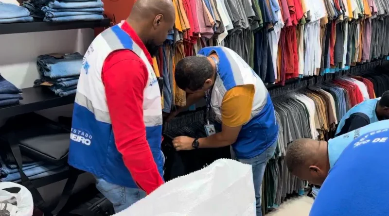 Loja que vendia roupas falsificadas é interditada em Campo Grande, na Zona Oeste do Rio