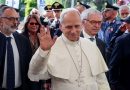 Papa Leão XIV foi submetido à fisioterapia respiratória, voltou a comer e está andando, diz Vaticano