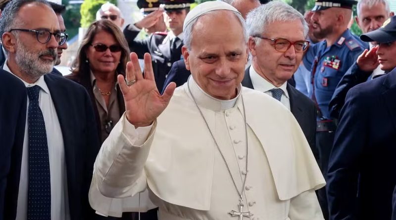 Papa Leão XIV foi submetido à fisioterapia respiratória, voltou a comer e está andando, diz Vaticano