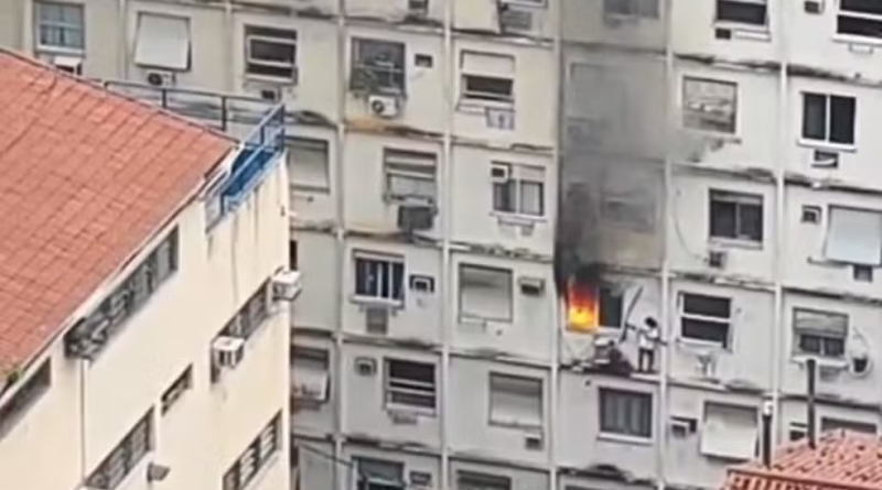 Mulher se abriga em parapeito para escapar de incêndio em prédio na Zona Sul do Rio