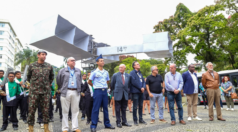 Prefeitura de Petrópolis celebra os 120 anos do voo do 14-Bis com cerimônia em homenagem a Santos Dumont