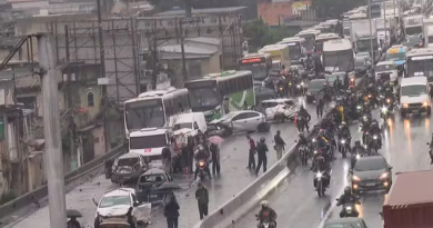 Motorista de ônibus morre ao volante na Via Dutra, no RJ, e arrasta 22 veículos; 10 pessoas se ferem