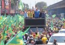 Flavio Bolsonaro faz carreata com Douglas Ruas e reúne multidão em São Gonçalo