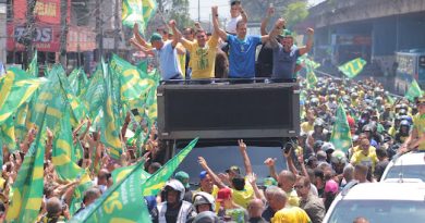 Flavio Bolsonaro faz carreata com Douglas Ruas e reúne multidão em São Gonçalo