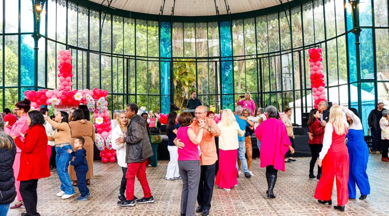 Prefeitura de Petrópolis, APPO e Projeto Maturidade promovem Baile Rosa nesta sexta-feira (16/10), no Palácio de Cristal