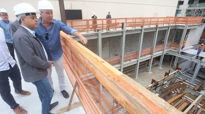 Prefeito de Niterói vistoria andamento de obras no Cinema Icaraí e na Praça Getúlio Vargas