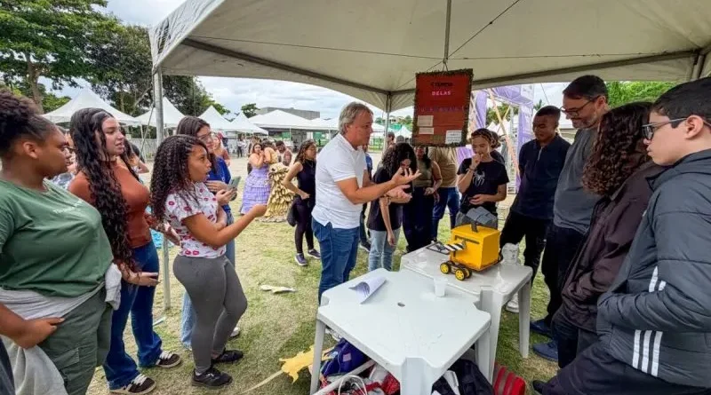 Prefeito de Búzios Alexandre Martins visita Feira de Ciências na Praça Tia Uia, na Rasa