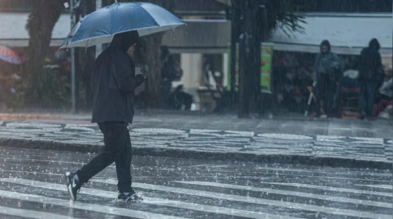 Como fica o tempo no feriado de Finados? Oito estados têm alerta de tempestade para a data; veja previsão