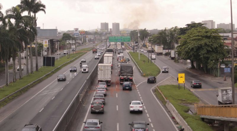 Engavetamento com cinco veículos provoca longo congestionamento na Dutra