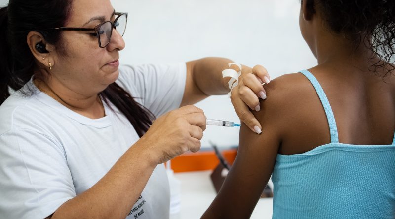 Programa Saúde na Escola realiza ação para atualizar caderneta de vacinação de alunos em Itaboraí