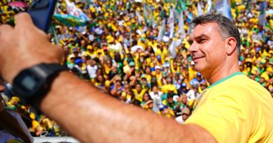 Flávio Bolsonaro vence e diz estar ‘muito feliz’ com resultado do primeiro turno: ‘O Brasil quer mudança’