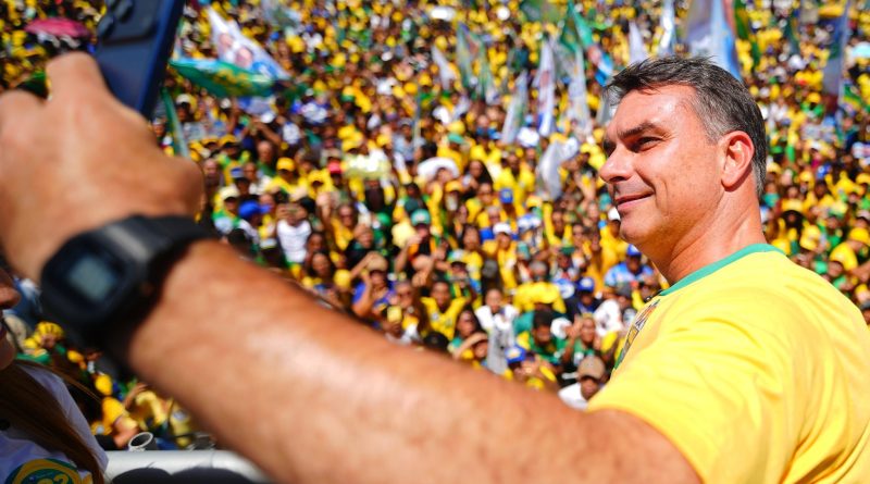 Flávio Bolsonaro vence e diz estar ‘muito feliz’ com resultado do primeiro turno: ‘O Brasil quer mudança’