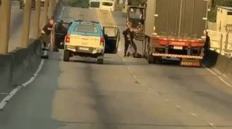 PM resgata motorista mantido refém durante roubo de carga