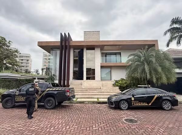 Mãe e irmão de Oruam são presos pela PF em operação contra o monopólio de internet do Comando Vermelho