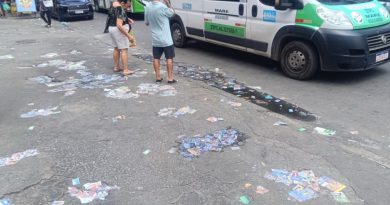 Santinhos ainda tomam locais de votação mesmo após 1º turno