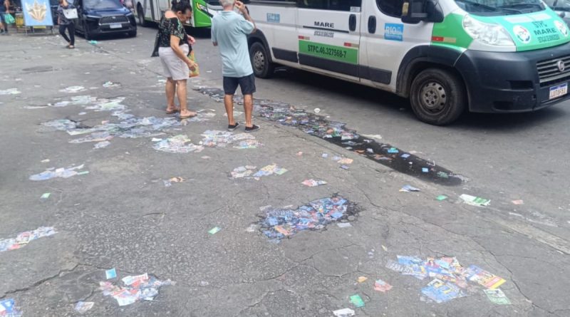 Santinhos ainda tomam locais de votação mesmo após 1º turno