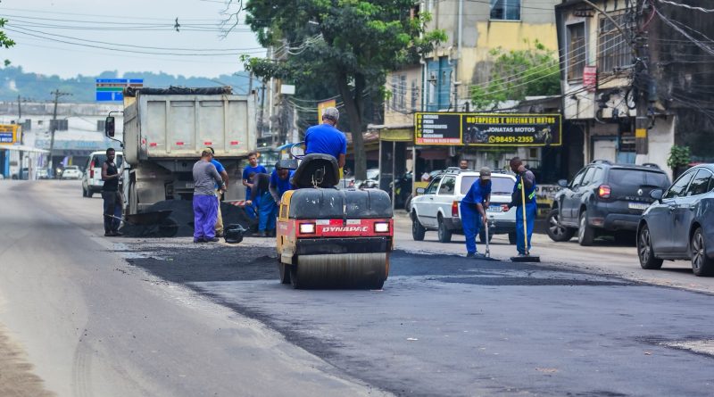 Prefeitura de Belford Roxo realiza aplicação de novo asfalto&nbsp;na Avenida &nbsp;Joaquim da Costa Lima em Santa Amélia