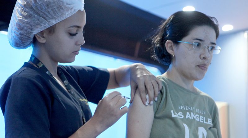 Nova Iguaçu vacina pessoas de 15 a 24 anos contra meningite