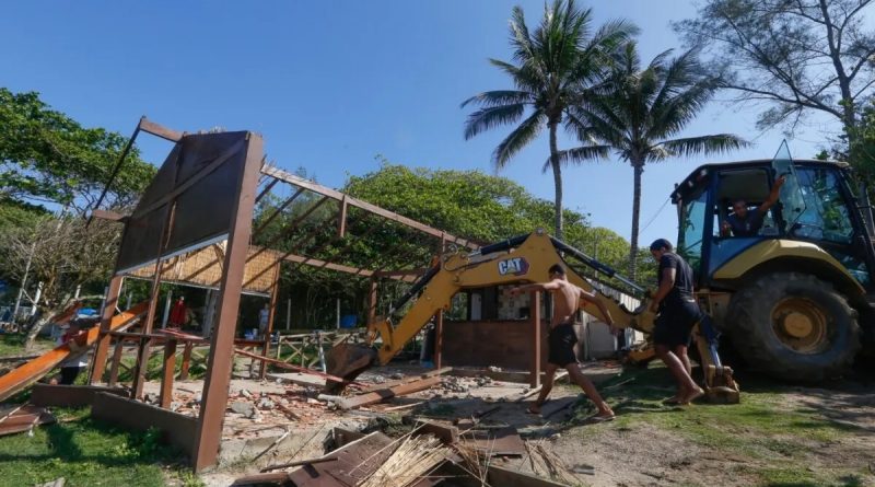 Prefeitura de Búzios conclui demolição de estruturas na Praia Brava e prepara recuperação ambiental