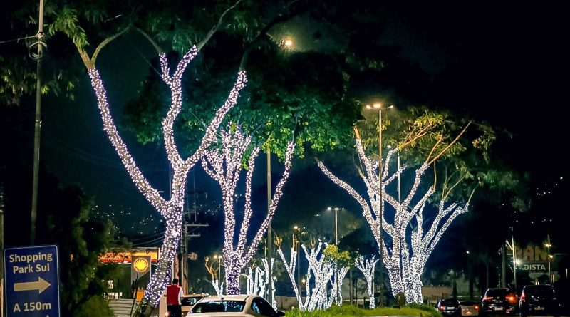 Clima natalino começa a tomar conta de Volta Redonda com instalação de iluminação especial