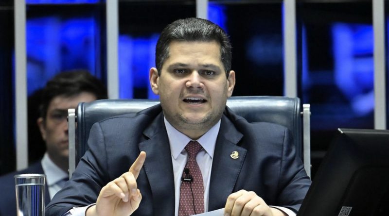 Alcolumbre admite que pode acelerar PEC da escala 6×1 com menos assinaturas