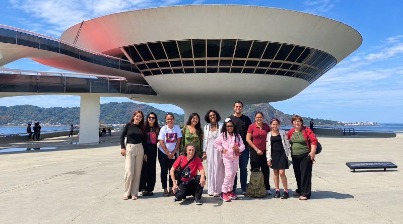 Passaporte Cultural da Casa de Cultura de Belford Roxo leva alunos da Oficina de Pintura ao Museu de Arte Contemporânea (MAC) de Niterói