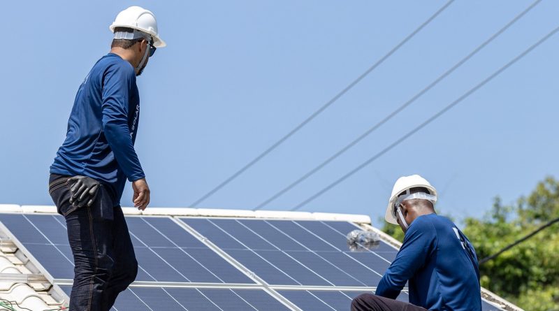 Maricá inicia instalação de placas solares em casas de famílias reassentadas