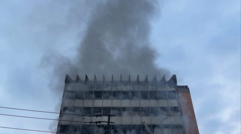 Incêndio atinge prédio com mais de 100 famílias no Rio Comprido