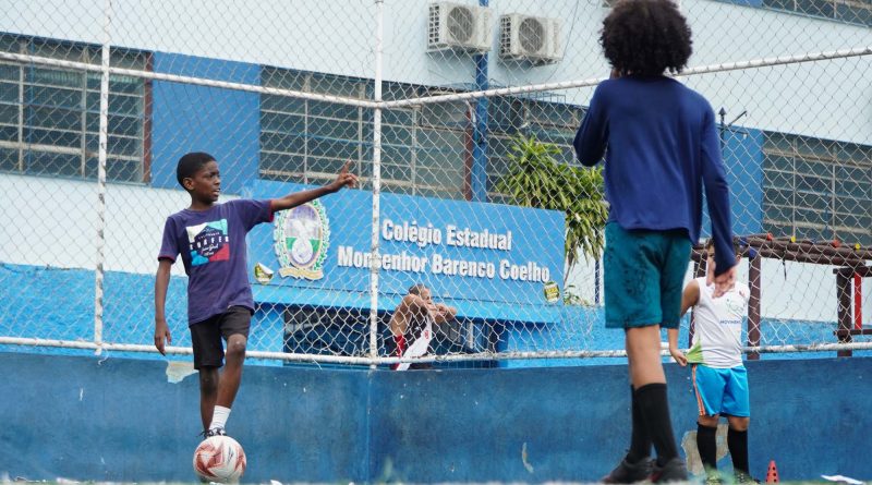 Crianças e jovens gonçalenses participam de aulas de futebol no Boaçu