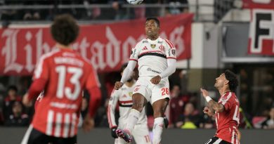 Flamengo tem atuação pouco inspirada, mas segura o Estudiantes